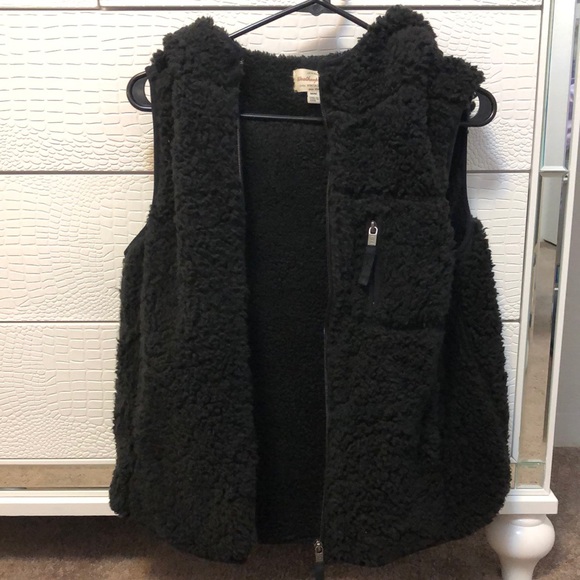 Black Sherpa sweater vest! - Picture 1 of 2
